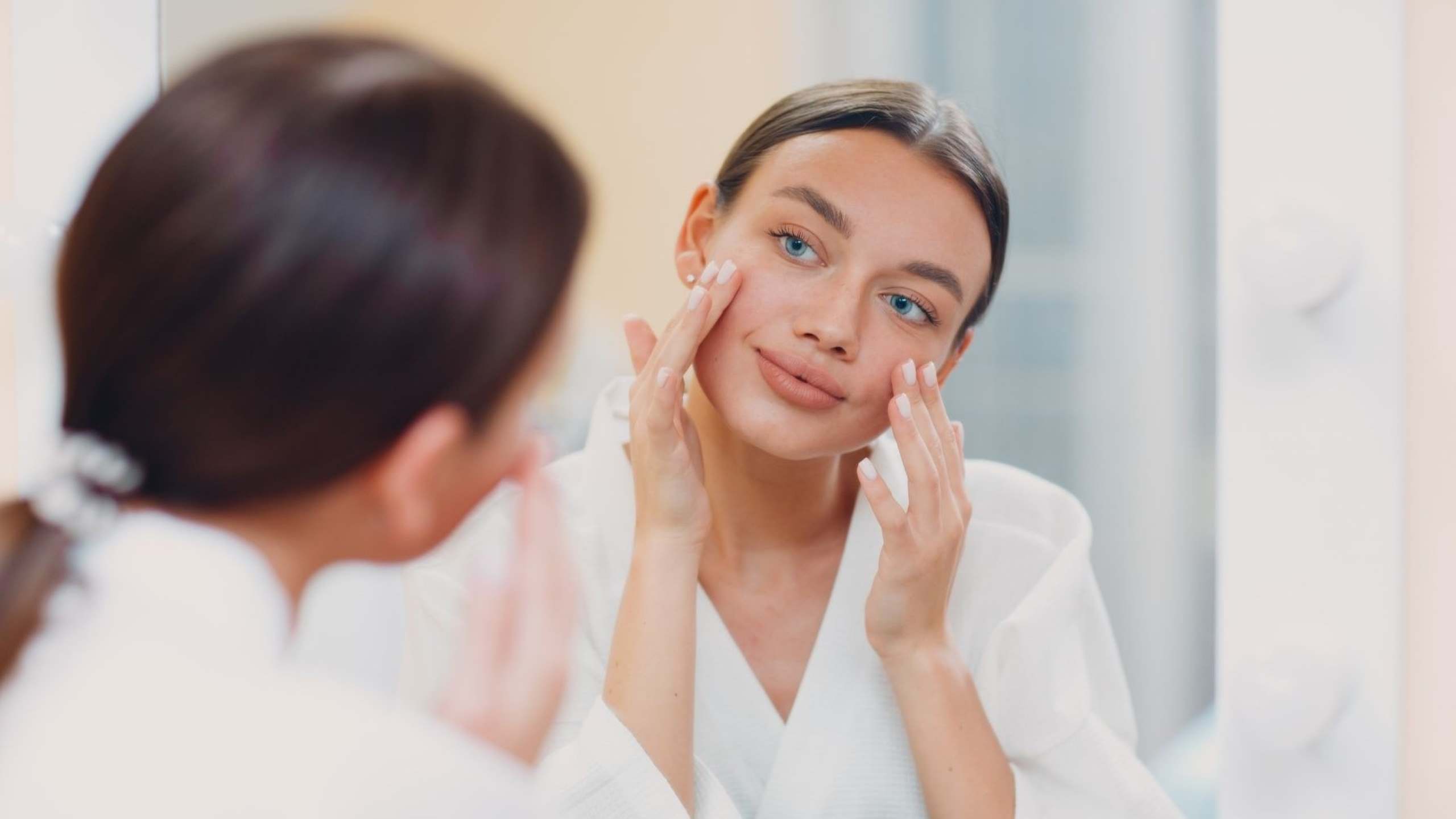 Natural Skincare Application in Dubai - Face Cream Routine with Hydration Ingredients for Desert Climate