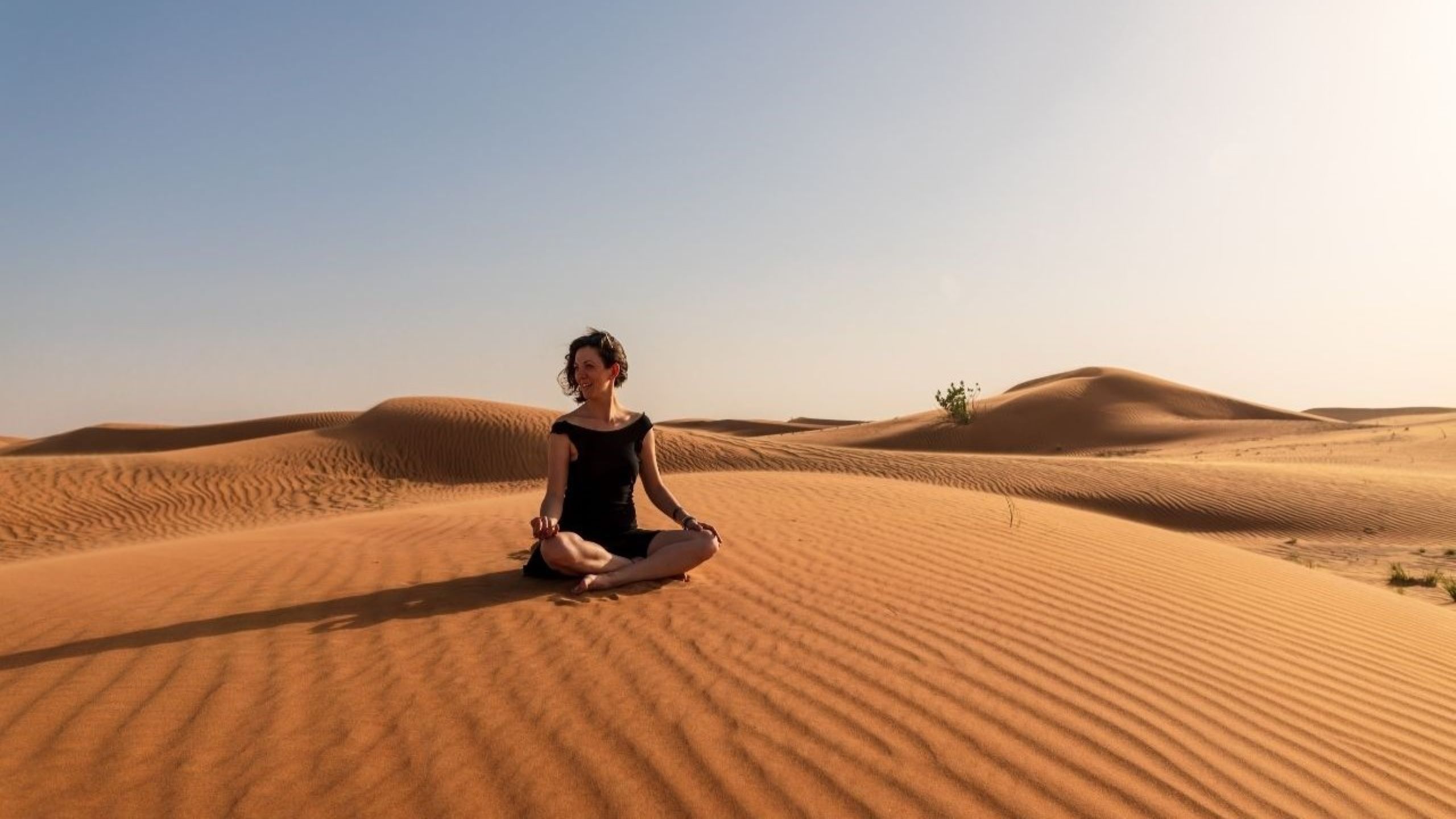 Peaceful desert meditation and yoga session at Dubai digital detox destinations like Al Maha Resort, representing screen-free wellness retreats focused on mindfulness, nature immersion, and mental clarity
