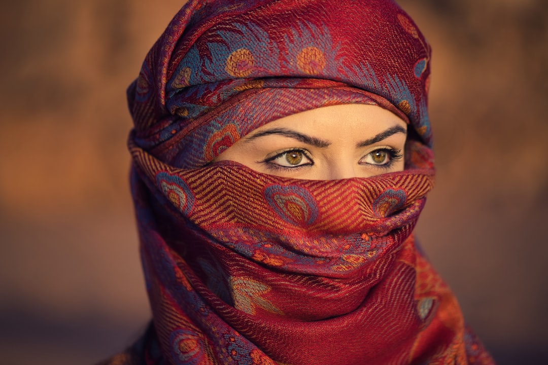 A performer delivers a monologue during an Arabic theatre production in Dubai, spotlighted on a small indoor stage.
